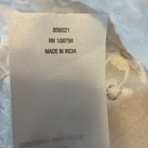 Colleen Lopez XL White Eyelet Button-Up Shirt. - Picture 9 of 9